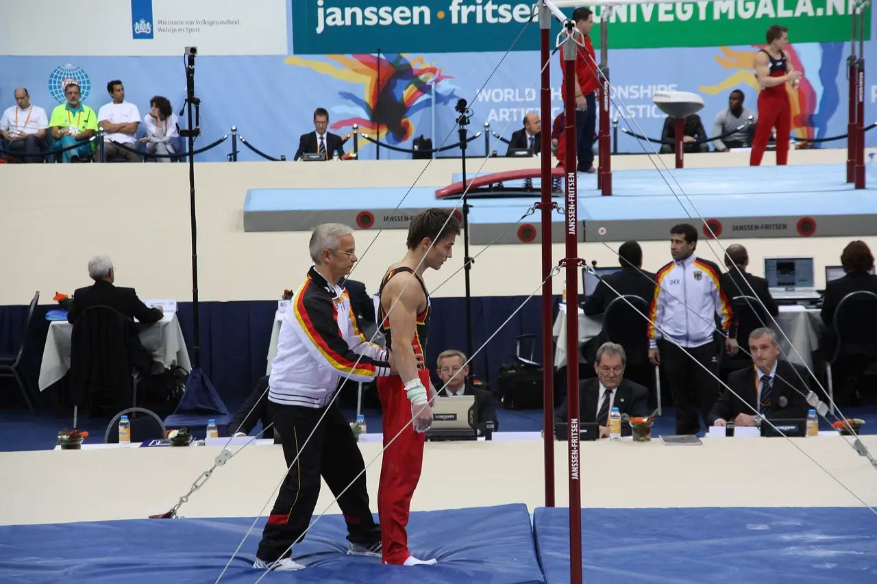 Turner bereitet sich im Wettkampf auf Reckübung vor
