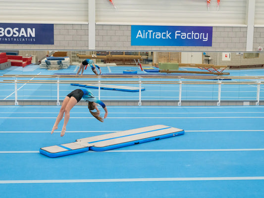 Turnerin macht FlickFlack auf einem AirTrack