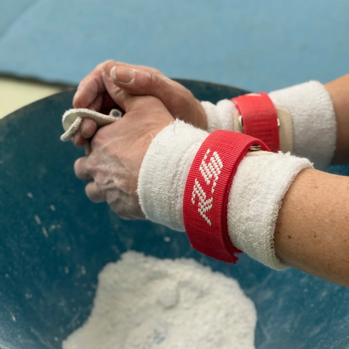 Reisport uneven bars grips Velcro, 2-hole red